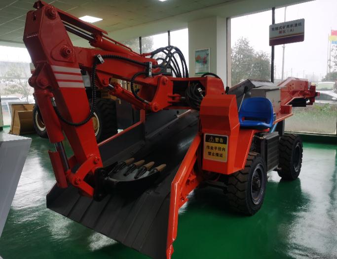 跟著帥龍機(jī)電一起看看輪式扒渣機(jī)設(shè)備的功能和用途！