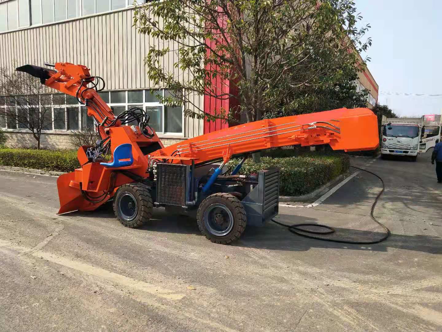 您知道扒渣機(jī)液壓油什么時(shí)候該怎樣更換嗎？