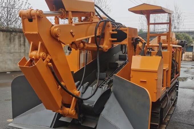 履帶扒渣機有什么優(yōu)勢呢？